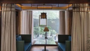 Una sala de estar moderna con un sofá, una mesa y una lámpara.
