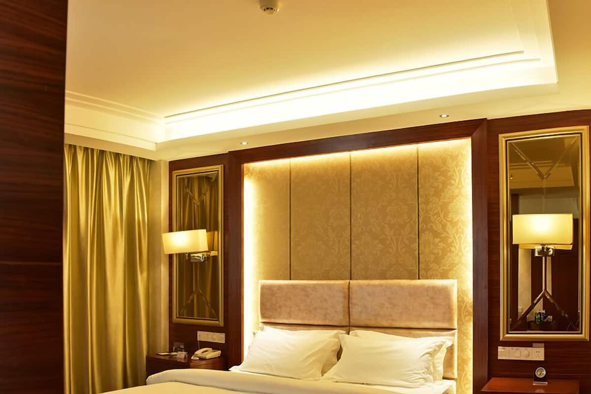 Suite (Extreme Sassy Double) | Premium bedding, desk, blackout drapes, iron/ironing board
