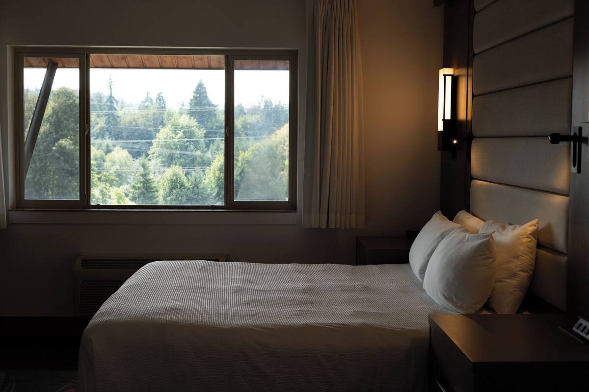 Deluxe Room, 1 King Bed | In-room safe, desk, iron/ironing board, bed sheets
