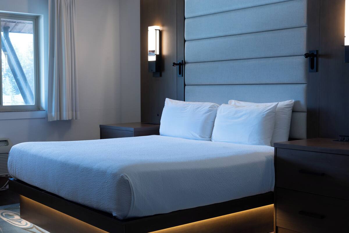 Deluxe Room, 1 King Bed, Accessible (King) | In-room safe, desk, iron/ironing board, bed sheets