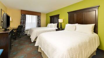 Caja de seguridad en la habitación y tabla de planchar con plancha