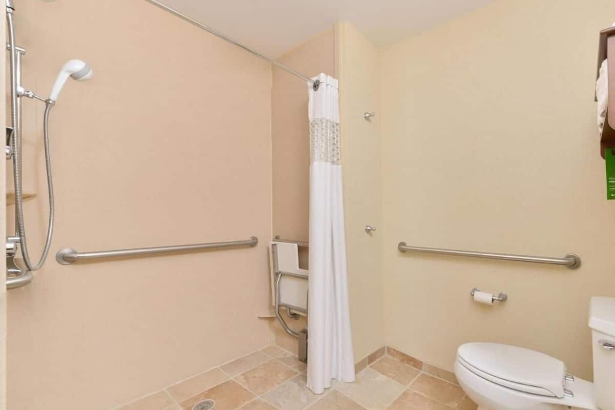 Articles de toilette (gratuits), séchoir à cheveux, serviettes fournies