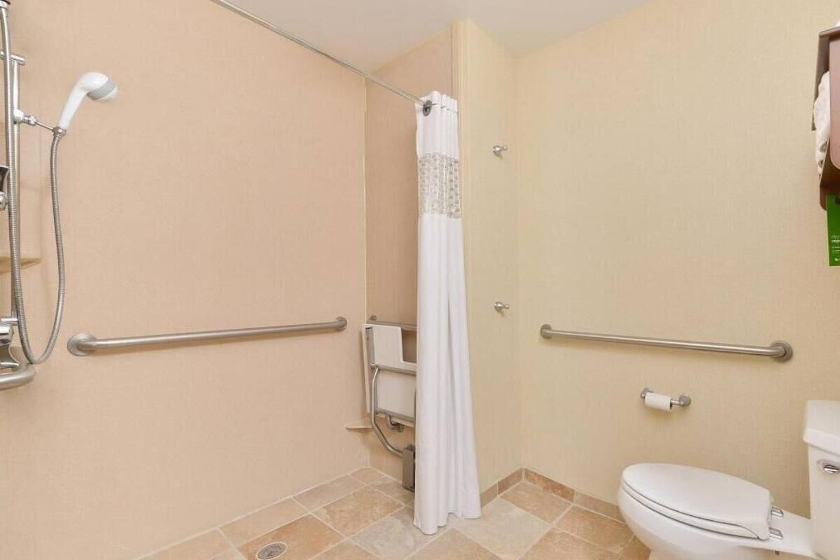 Articles de toilette (gratuits), séchoir à cheveux, serviettes fournies
