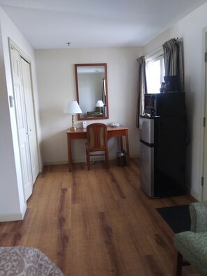 Desk, laptop workspace, iron/ironing board, free WiFi - The Towne Motel (Skowhegan)