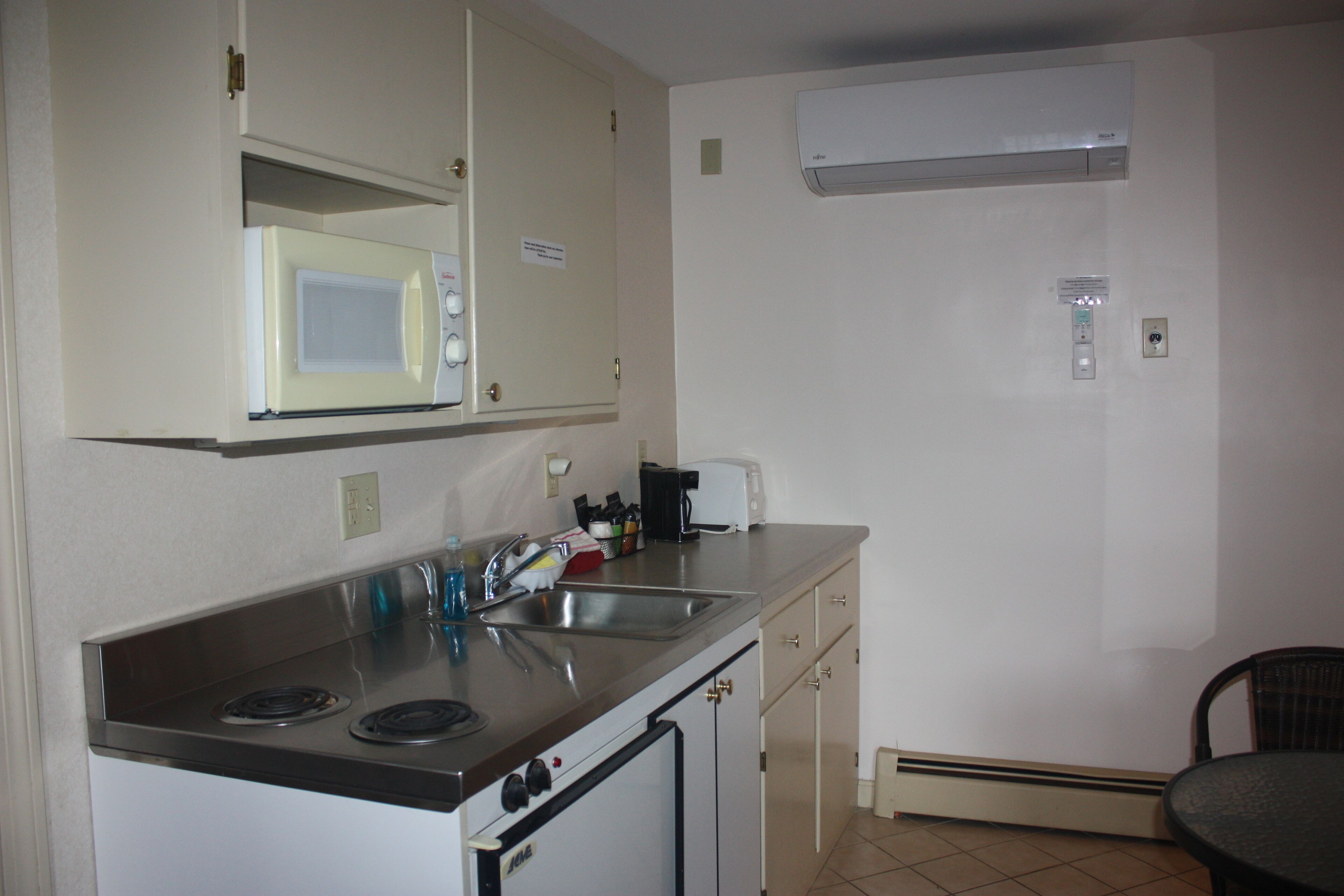Executive Suite, 1 King Bed | Private kitchenette | Fridge, microwave, coffee/tea maker