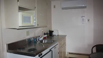Executive Suite, 1 King Bed | Private kitchenette | Fridge, microwave, coffee/tea maker