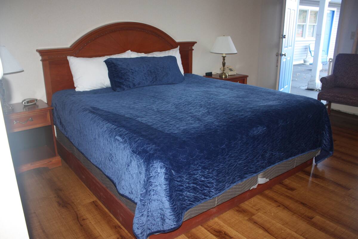 Standard Single Room, 1 King Bed | Desk, laptop workspace, iron/ironing board, WiFi (free)