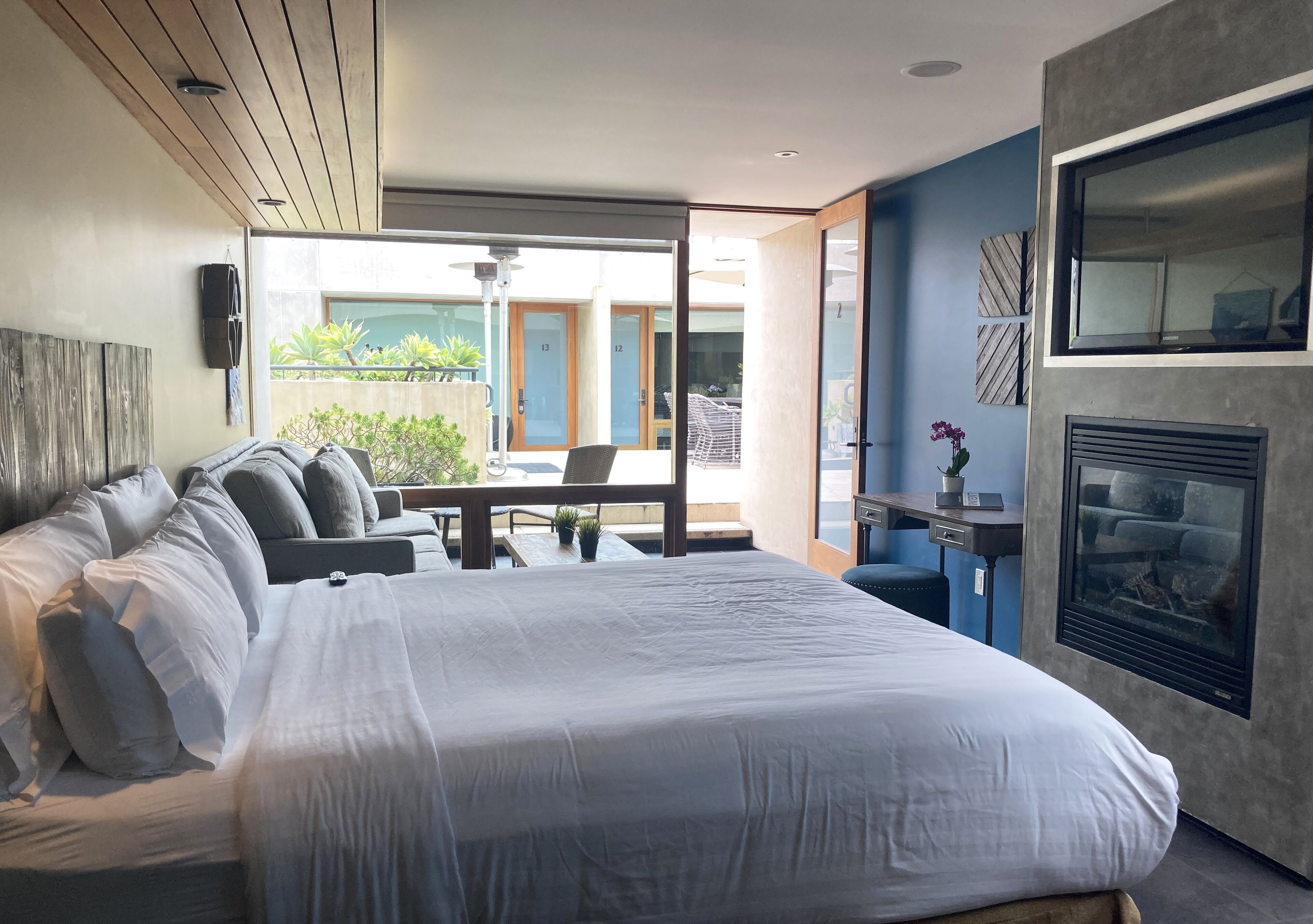 Deluxe Room, 1 King Bed (North Building) | Down comforters, desk, iron/ironing board, WiFi