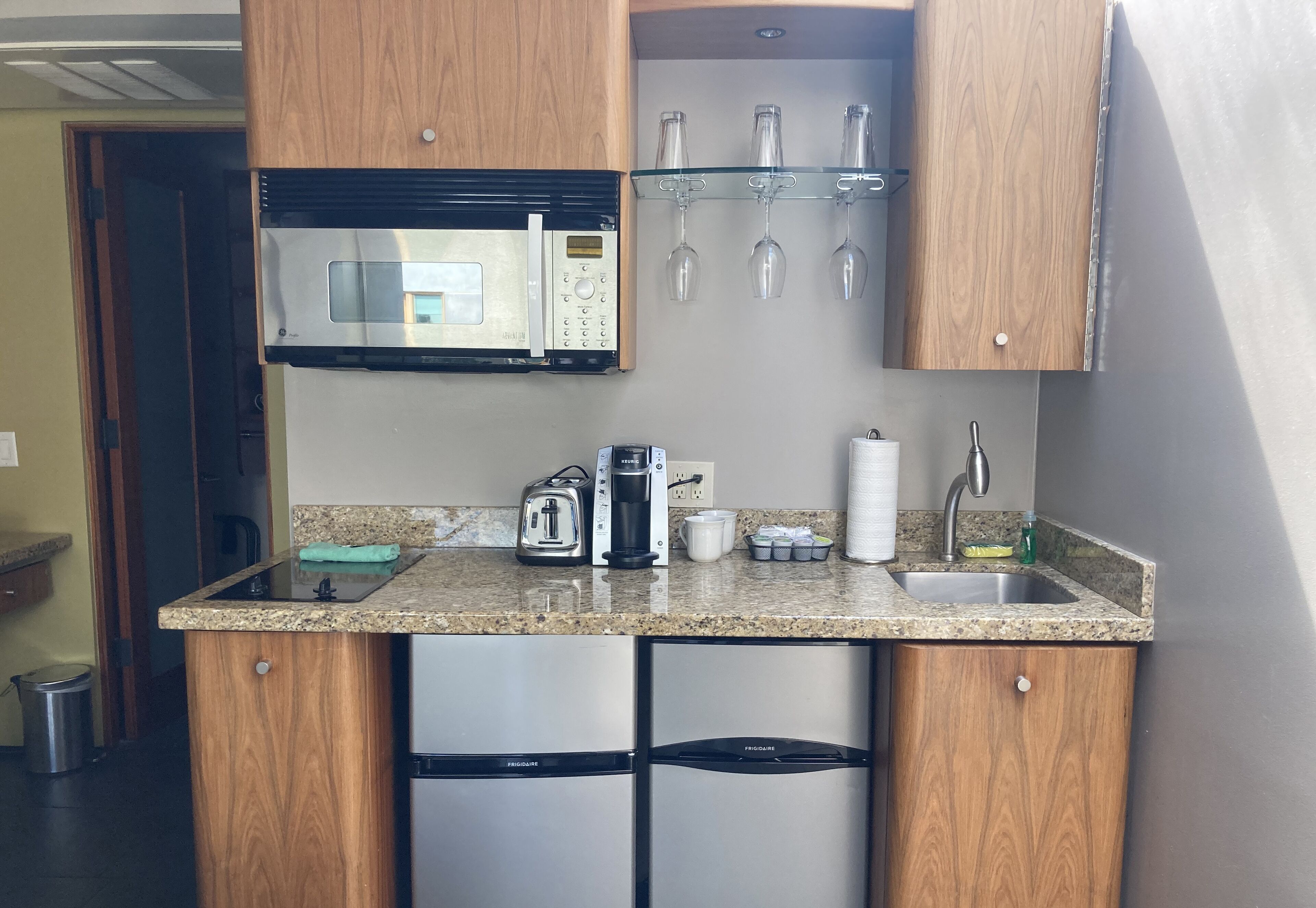 fridge, coffee/tea maker