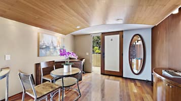 Habitación Deluxe, 1 cama Queen size | Edredón, escritorio, tabla de planchar con plancha y wifi