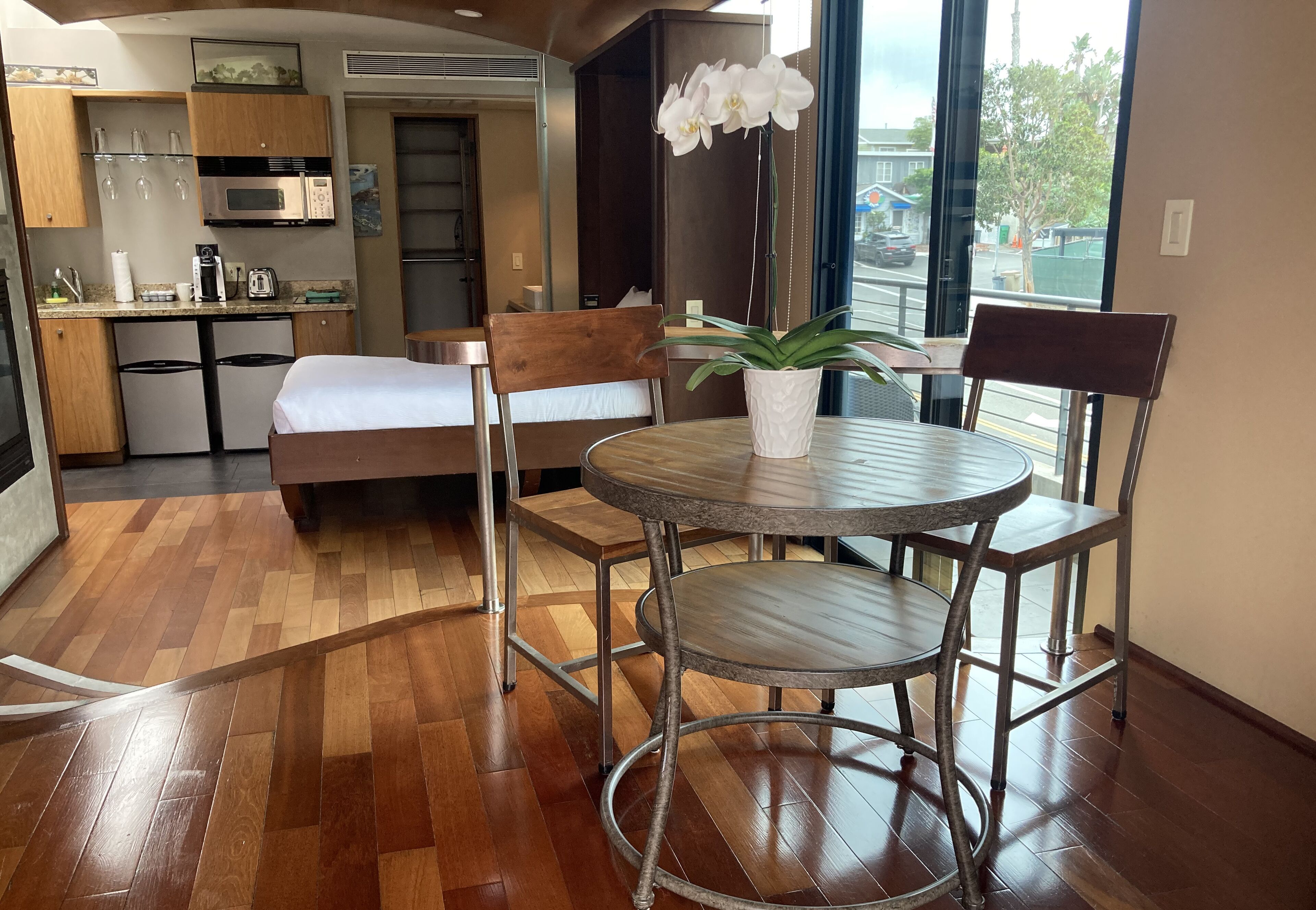 deluxe room, 1 queen bed | 1 bedroom, down duvets, desk, iron/ironing board