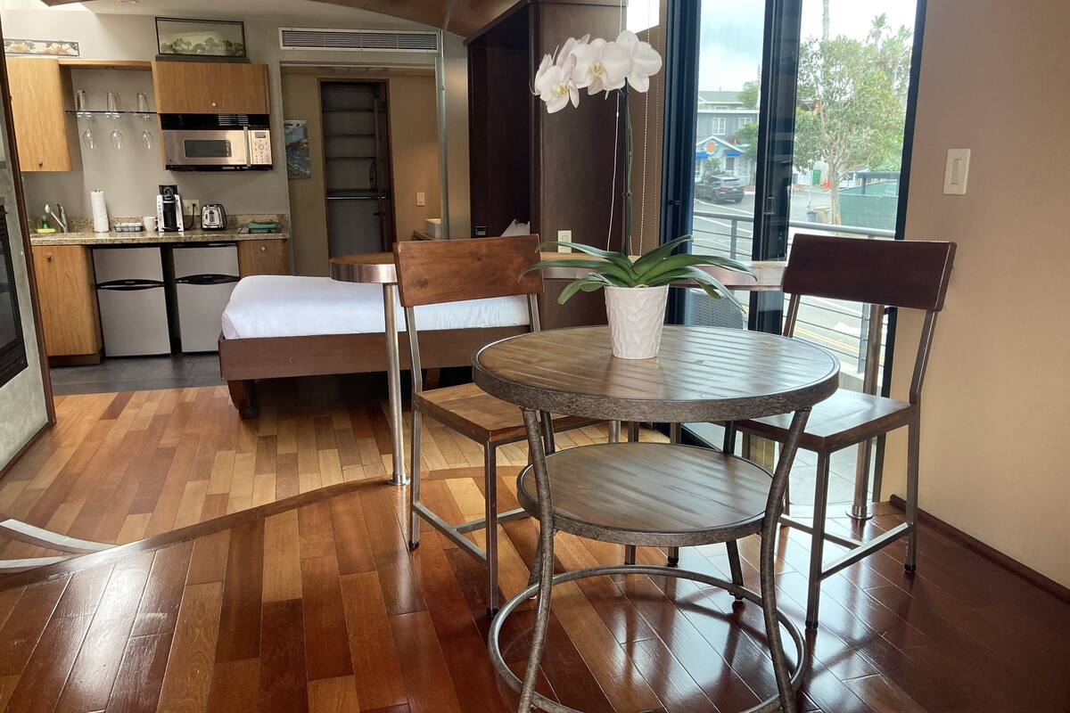 deluxe room, 1 queen bed | 1 bedroom, down duvets, desk, iron/ironing board