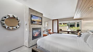 Habitación Deluxe, varias camas | 1 dormitorio, edredones de plumas, escritorio