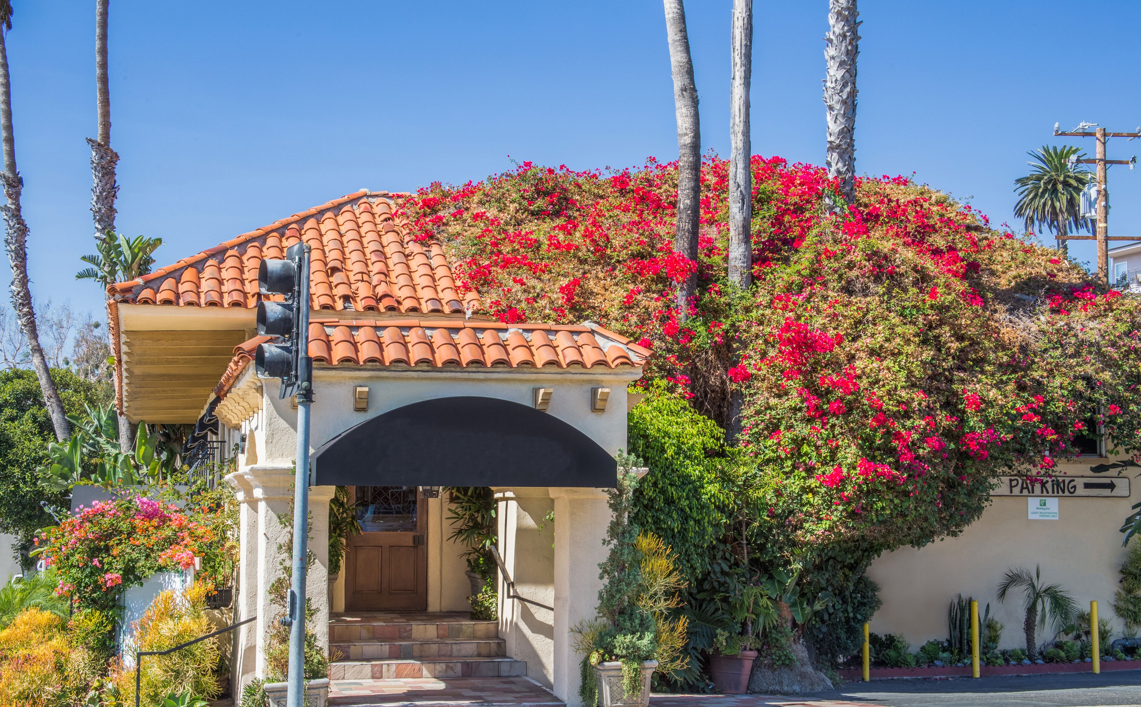 Vista frontal de la propiedad