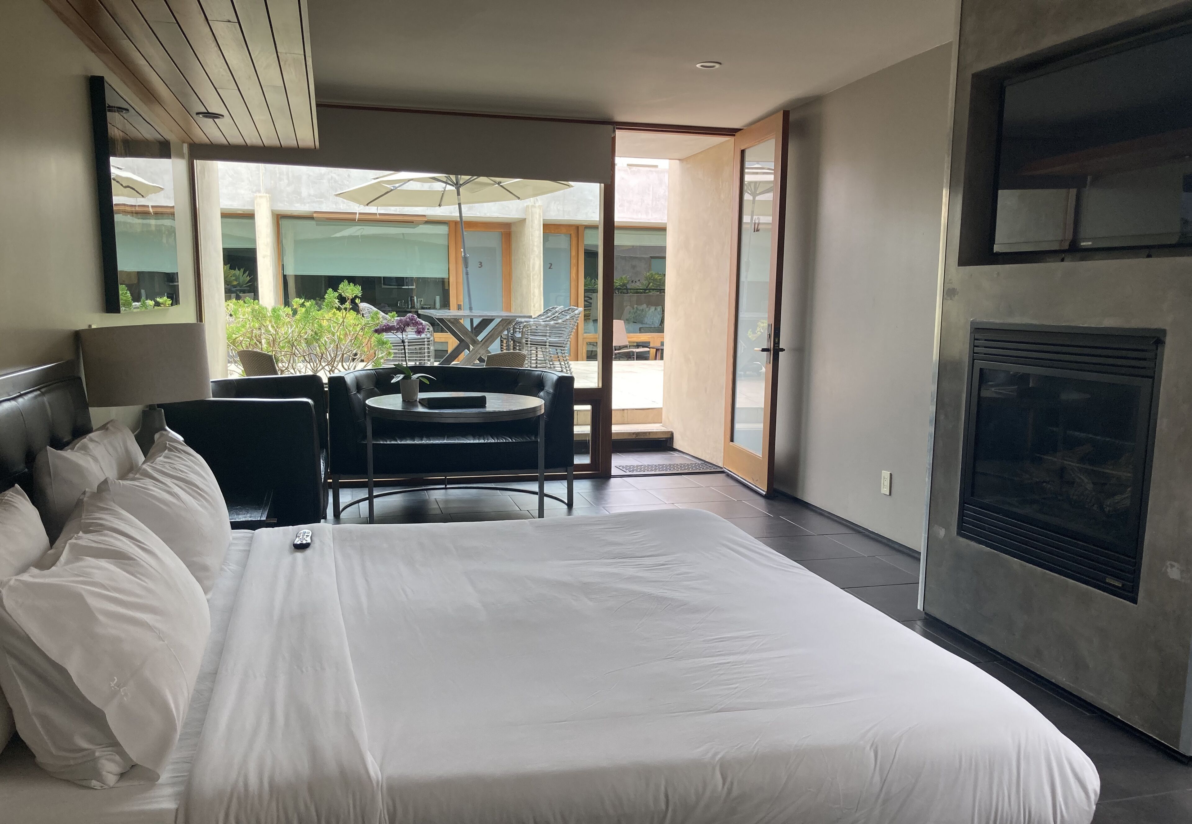 deluxe room, 1 king bed | 1 bedroom, down duvets, desk, iron/ironing board