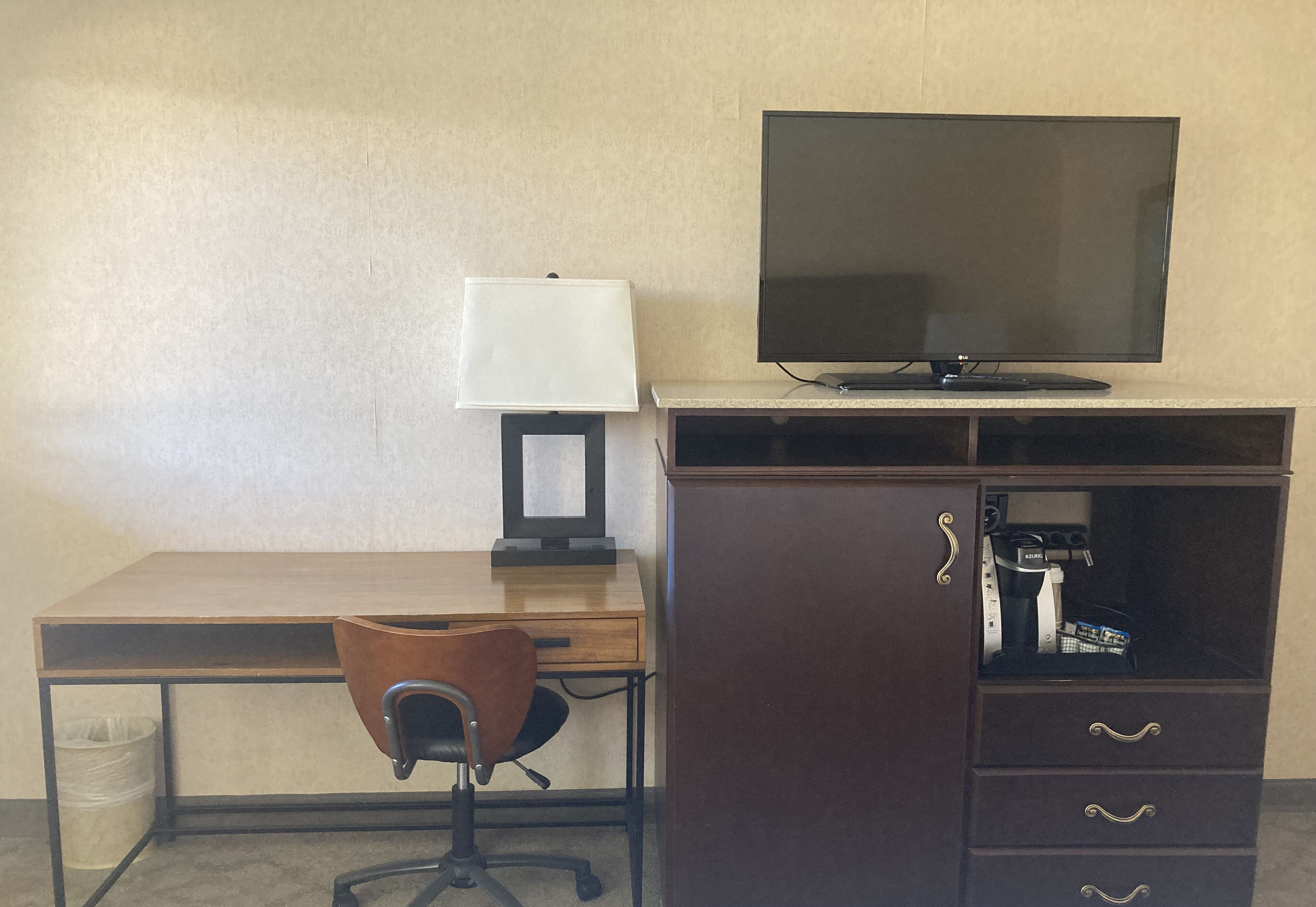 1 bedroom, down duvets, desk, iron/ironing board