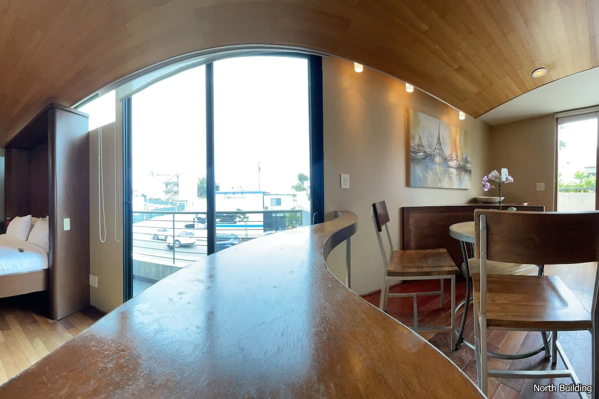 deluxe room, 1 queen bed | 1 bedroom, down duvets, desk, iron/ironing board