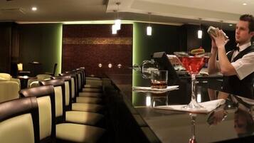 3 bars/lounges
