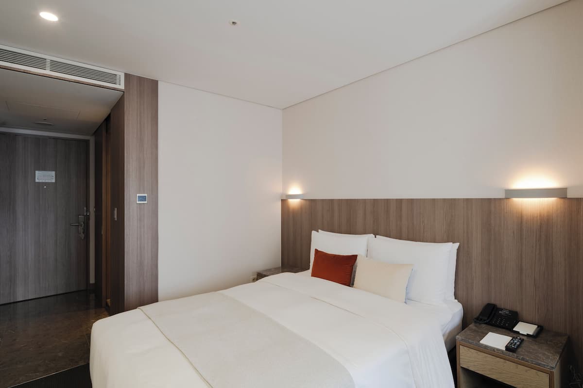 Standard Double Room, Bathtub | In-room safe, desk, soundproofing, iron/ironing board