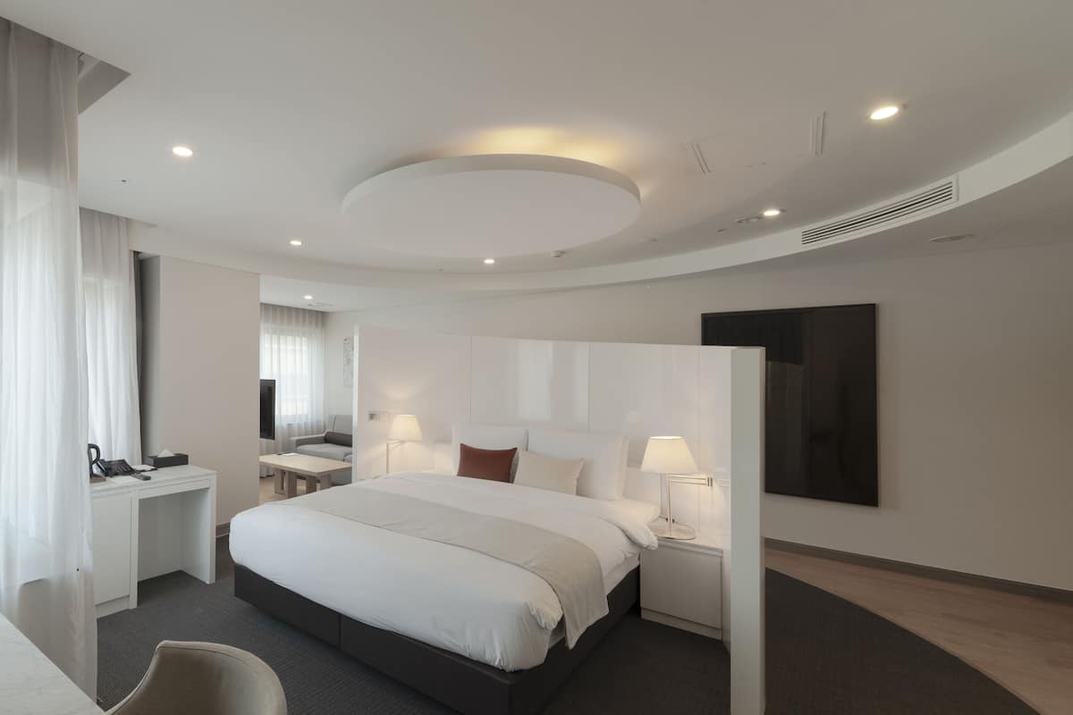 Executive Suite | In-room safe, desk, soundproofing, iron/ironing board