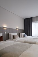 Deluxe Triple Room | In-room safe, desk, soundproofing, iron/ironing board