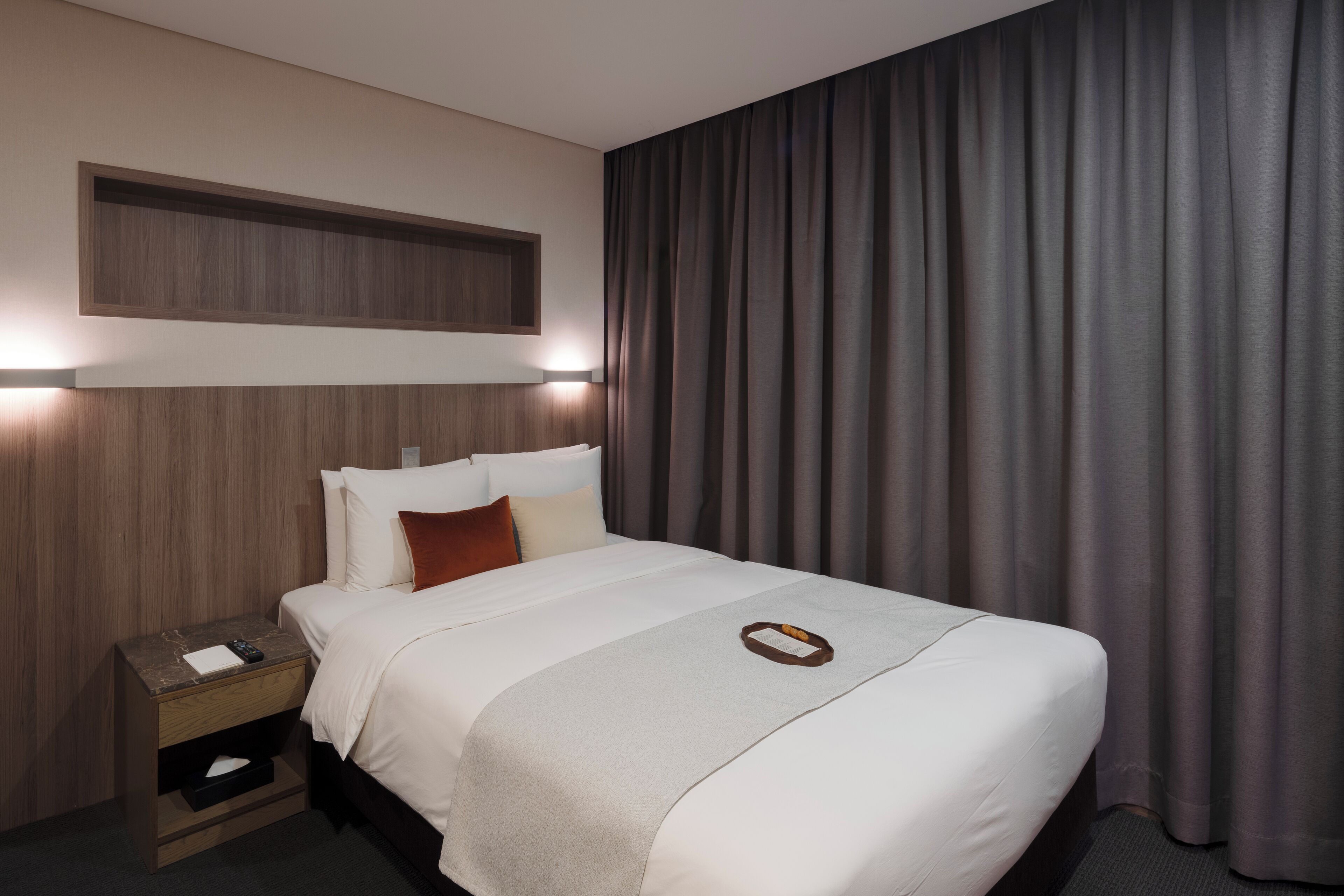 Safe på rommet, skrivebord, lydisolert og strykejern/-brett