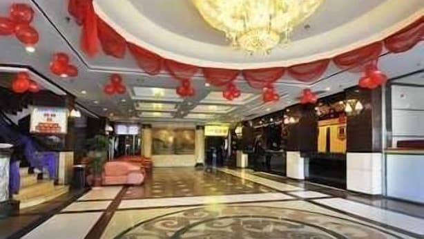 A hotel lobby with a chandelier, red decorations, and a reception desk. - Super 8 Wuyi South Road - Fuzhou (Fuzhou)
