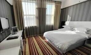 A hotel room with a bed, a desk, and a window with curtains. - Super 8 Wuyi South Road - Fuzhou (Fuzhou)