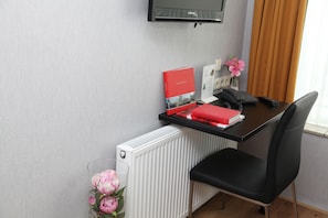 Bàn, nôi/giường cho trẻ sơ sinh (phụ phí) 