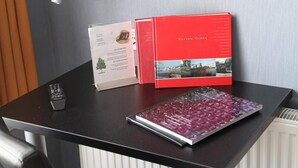 Desk, cribs (surcharge), WiFi (free), bed sheets - Stads Hotel Boerland (Emmen)