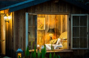 A cozy room with a bed, a lamp, and a painting on the wall. - Weißt Du Noch (Kuehlungsborn)