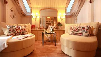 Appartement, privébadkamer (Gute Stube) | 1 slaapkamer, luxe beddengoed, donzen dekbedden, Select Comfort-bedden