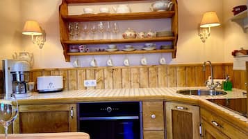 Apartamento exclusivo, banheiro privativo (Turmsuite ) | Cozinha privada | Mesas de jantar