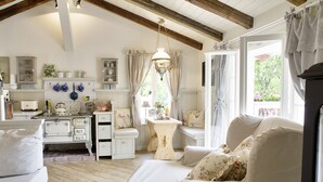 Romantisk studio, privat bad, hageutsikt (Gartenlaube) | Eget kjøkken | Spisebord