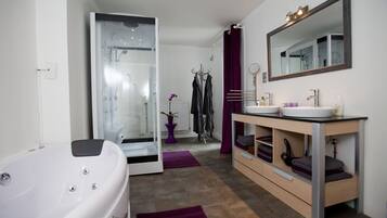 Deluxe suite, balkon | Badkamervoorzieningen | Een aparte badkuip en douche, een diep bad, een regendouche