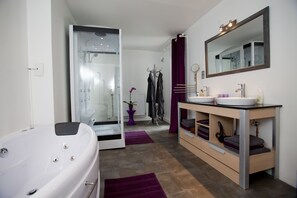 Suite Deluxe, balcón | Servicios del cuarto de baño | Bañera y ducha independientes y bañera profunda