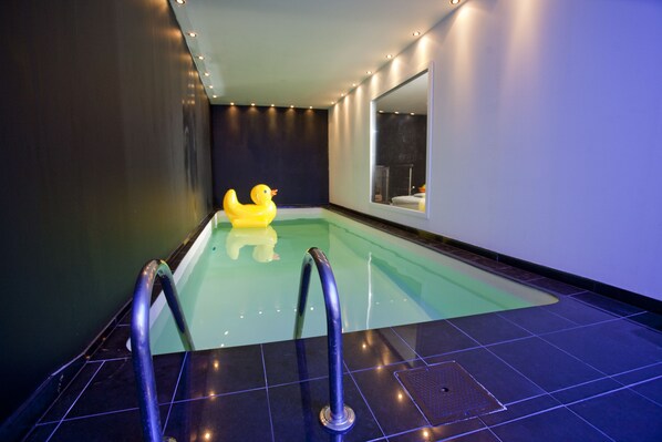 Indoor pool, open 10:00 AM to 7:00 PM, sun loungers - B&B Luxe Suites 1-2-3 (Antwerp)