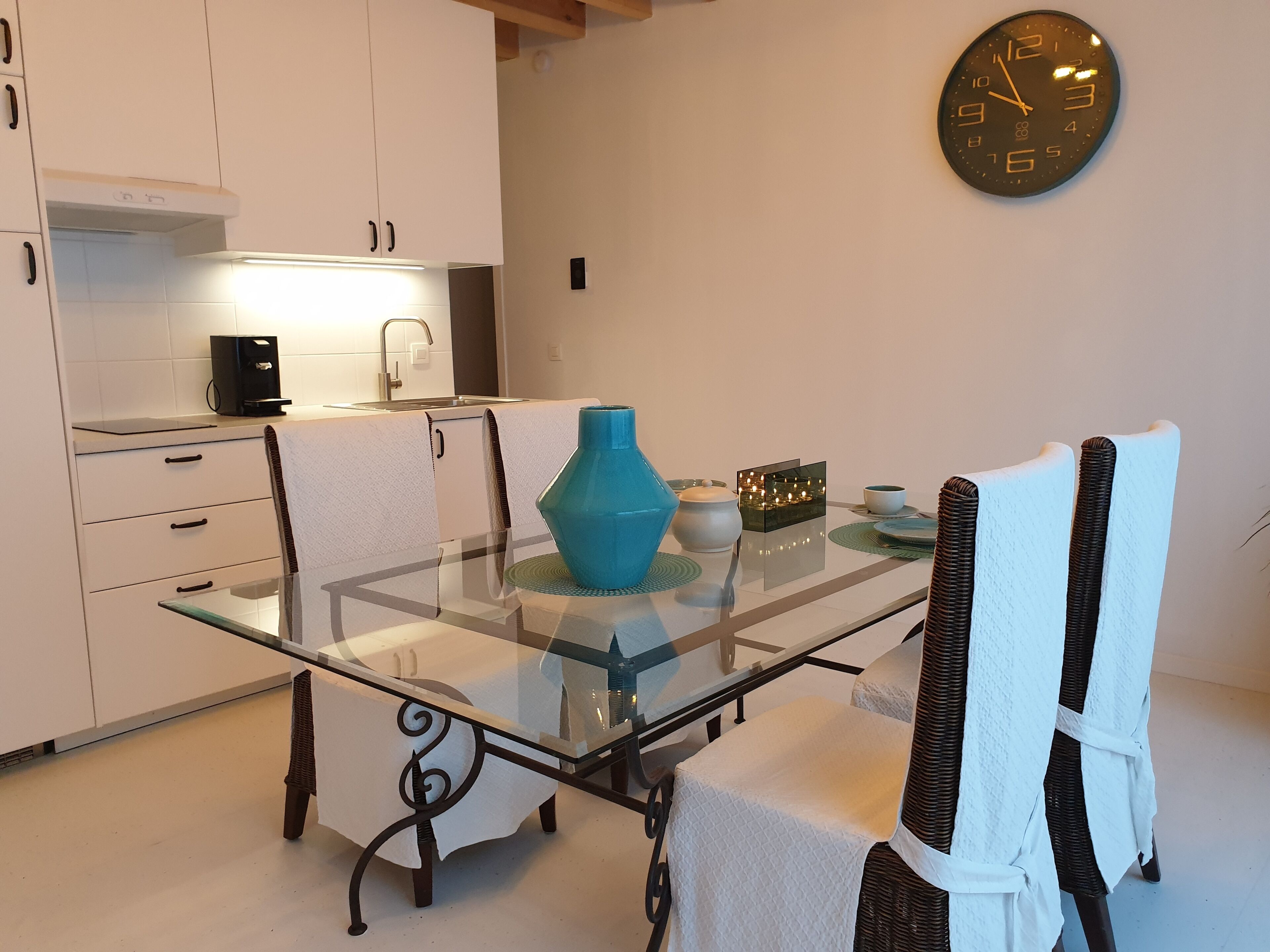 Junior suite | Privékitchenette | Een koelkast met diepvriezer, een microgolfoven, een oven, een kookplaat