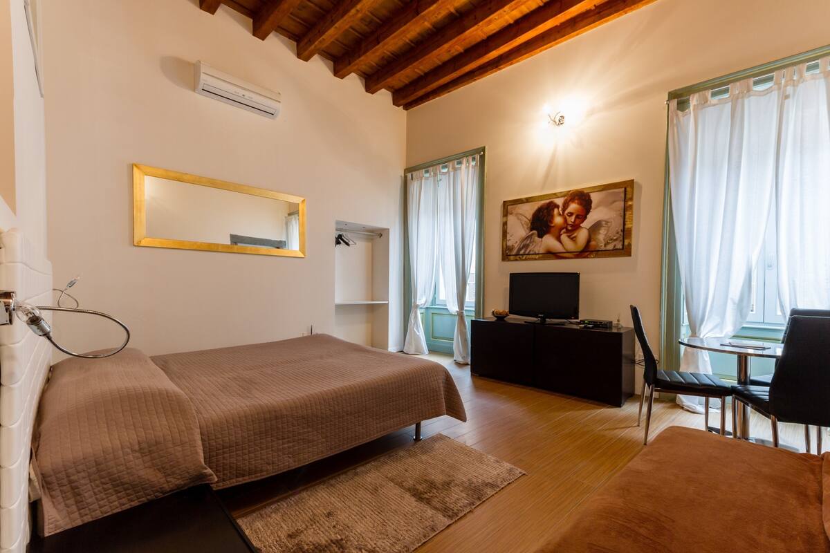 Deluxe Room, Private Bathroom | Cribs (surcharge), WiFi (free)