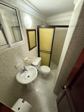 Habitación triple | Tabla de planchar con plancha y wifi gratis 