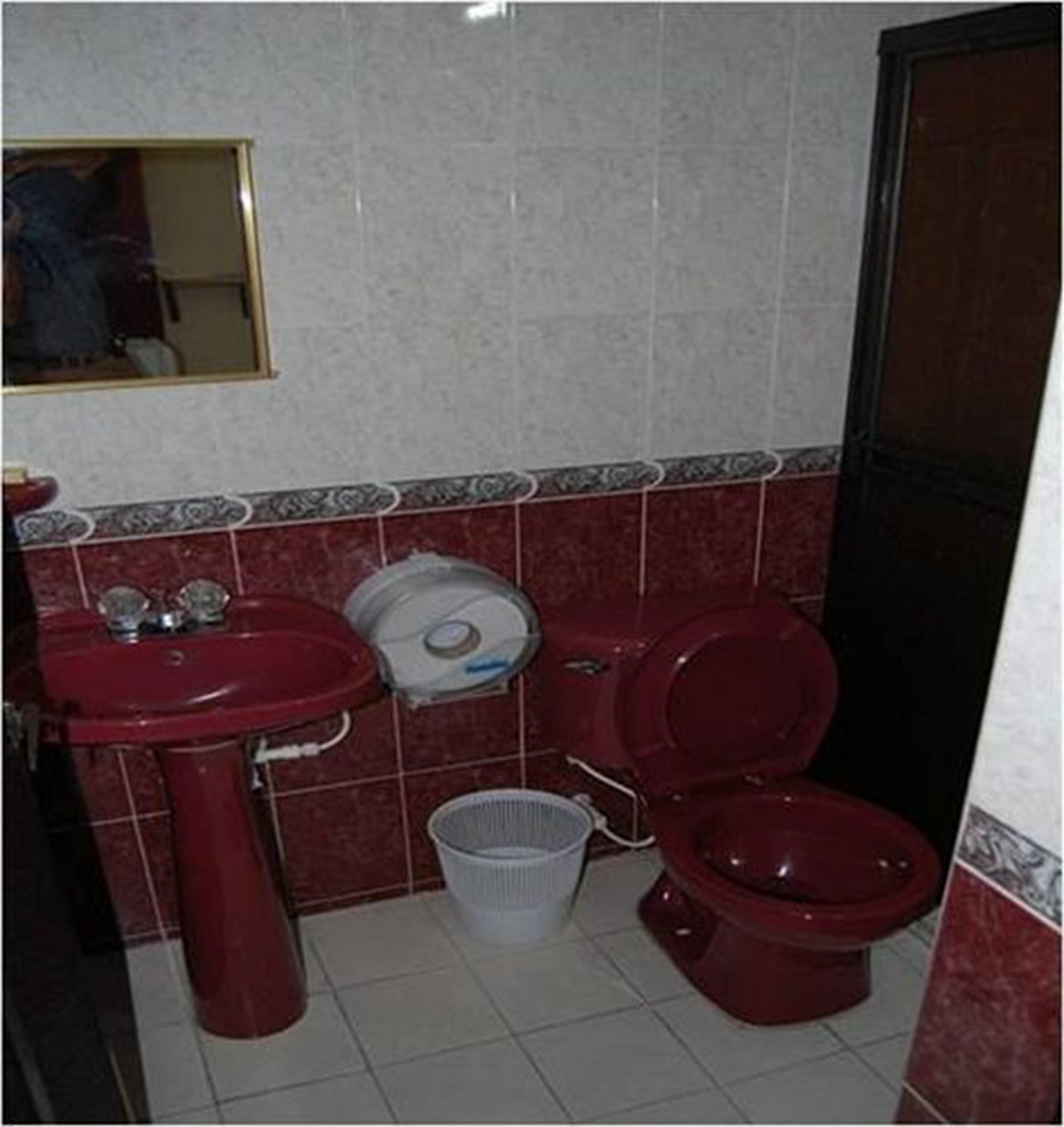 Ducha, toallas, jabón y papel higiénico