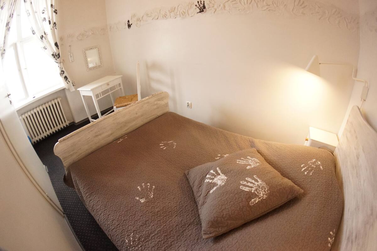 In-room safe, soundproofing, free WiFi, bed sheets