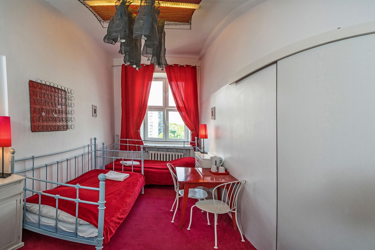 In-room safe, soundproofing, free WiFi, bed sheets