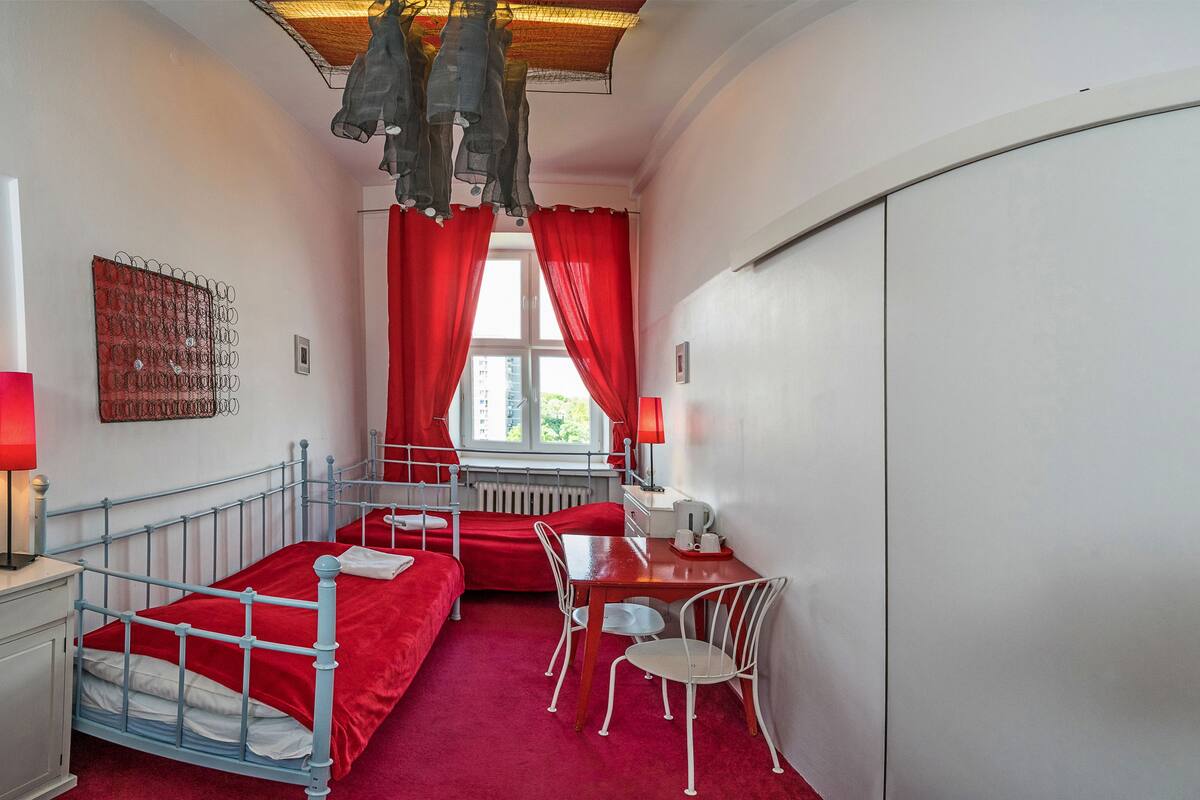 In-room safe, soundproofing, free WiFi, bed sheets