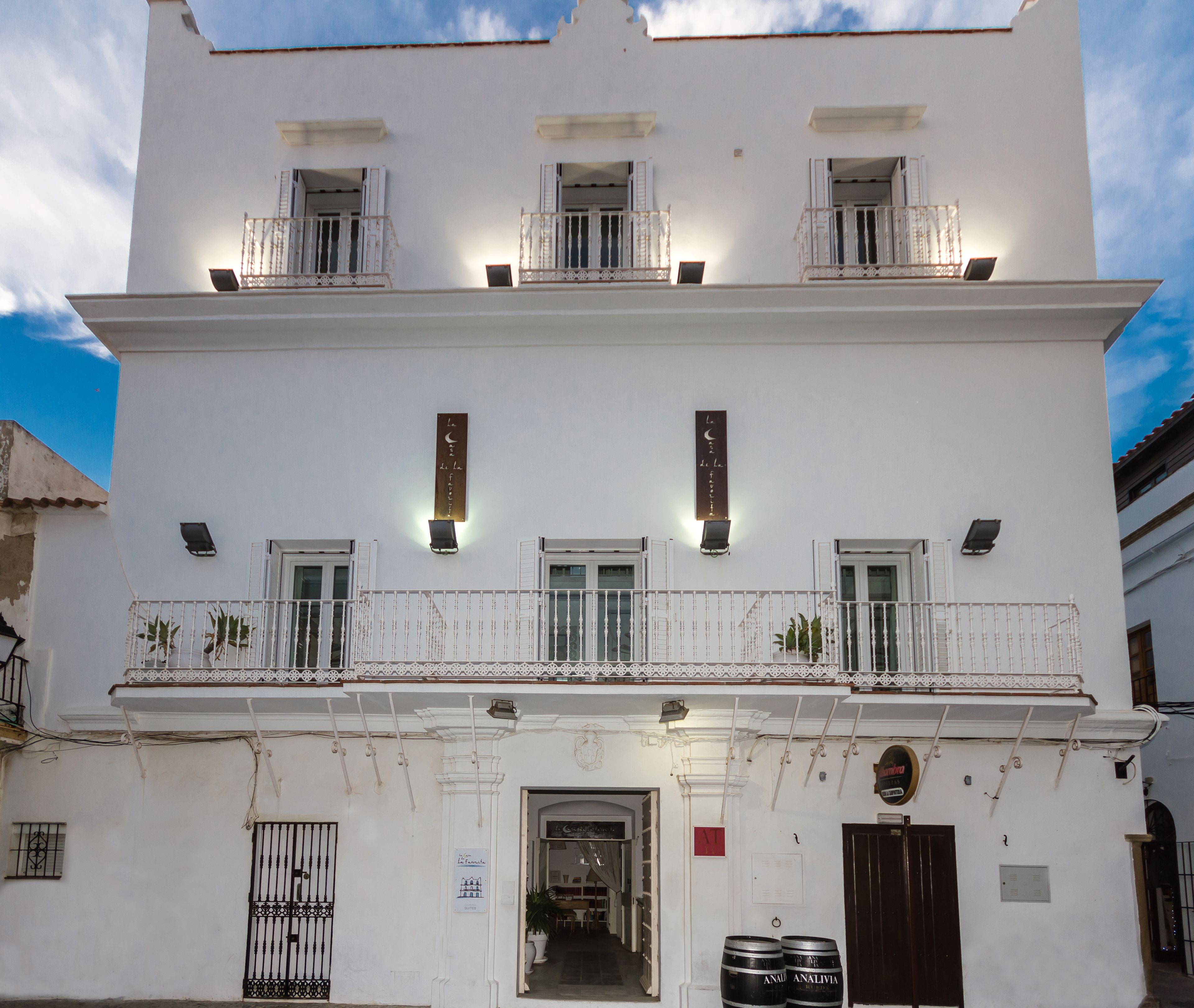 住宿正面 - 傍晚/夜晚