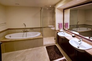 Combined shower/bathtub, deep-soaking bathtub, hydromassage showerhead - Palm Jumeirah North/South Residence (Dubai)