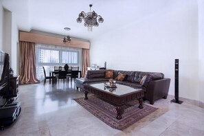 Appartement Standard, 2 chambres, vue mer | Salle de séjour | Télévision à écran plat, cheminée, films en première diffusion