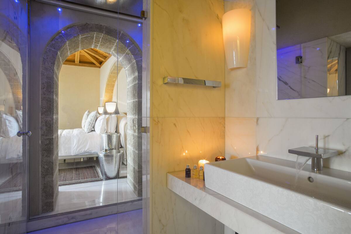 deluxe suite, balcony, sea view | bathroom sink