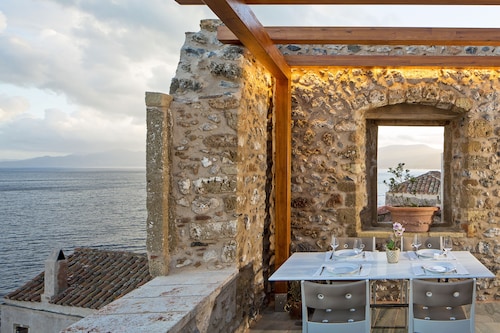 Moni Emvasis Luxury Suites