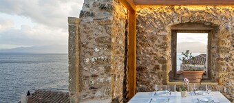 Moni Emvasis Luxury Suites